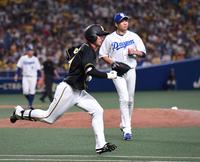 　７回、二ゴロに倒れる近本（投手・大野雄大）