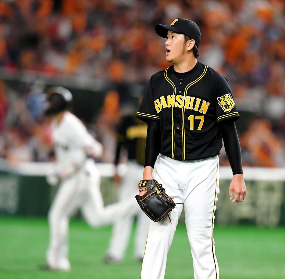 ３回、巨人・坂本勇人（左）にソロを浴びた阪神・岩貞祐太＝東京ドーム（撮影・高部洋祐）