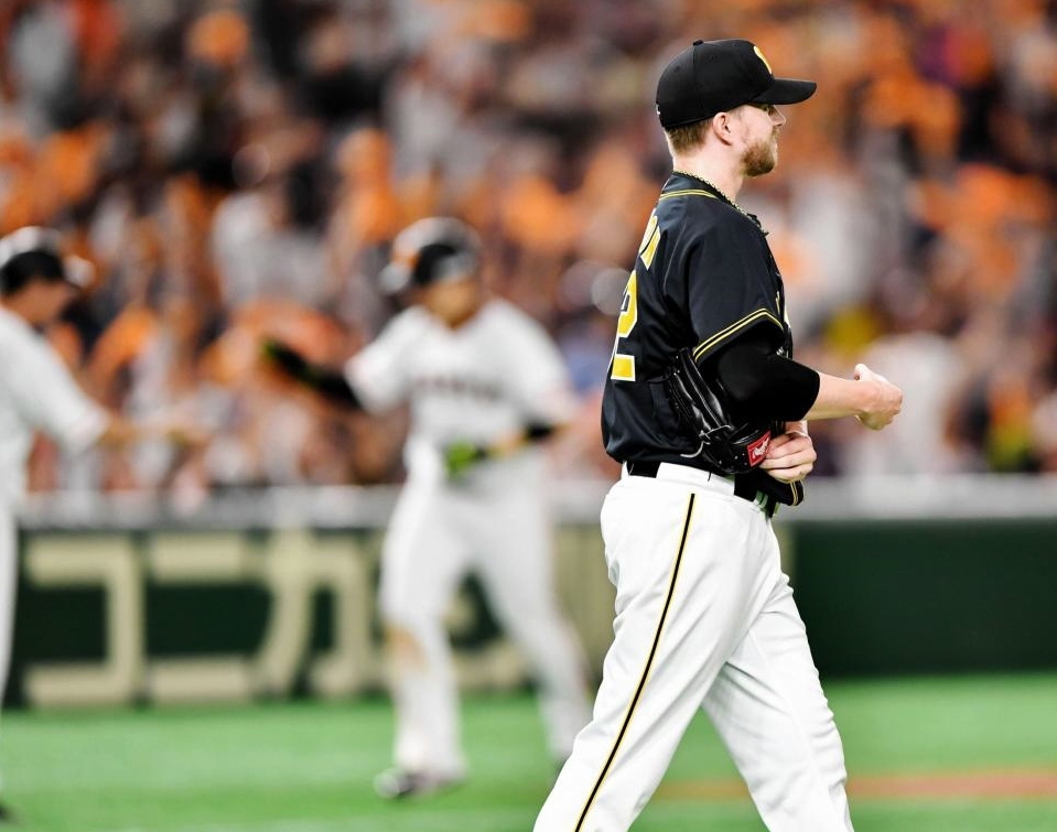 ８回、ゲレーロに逆転２ランを浴びる阪神・ジョンソン（右）＝東京ドーム（撮影・西岡正）