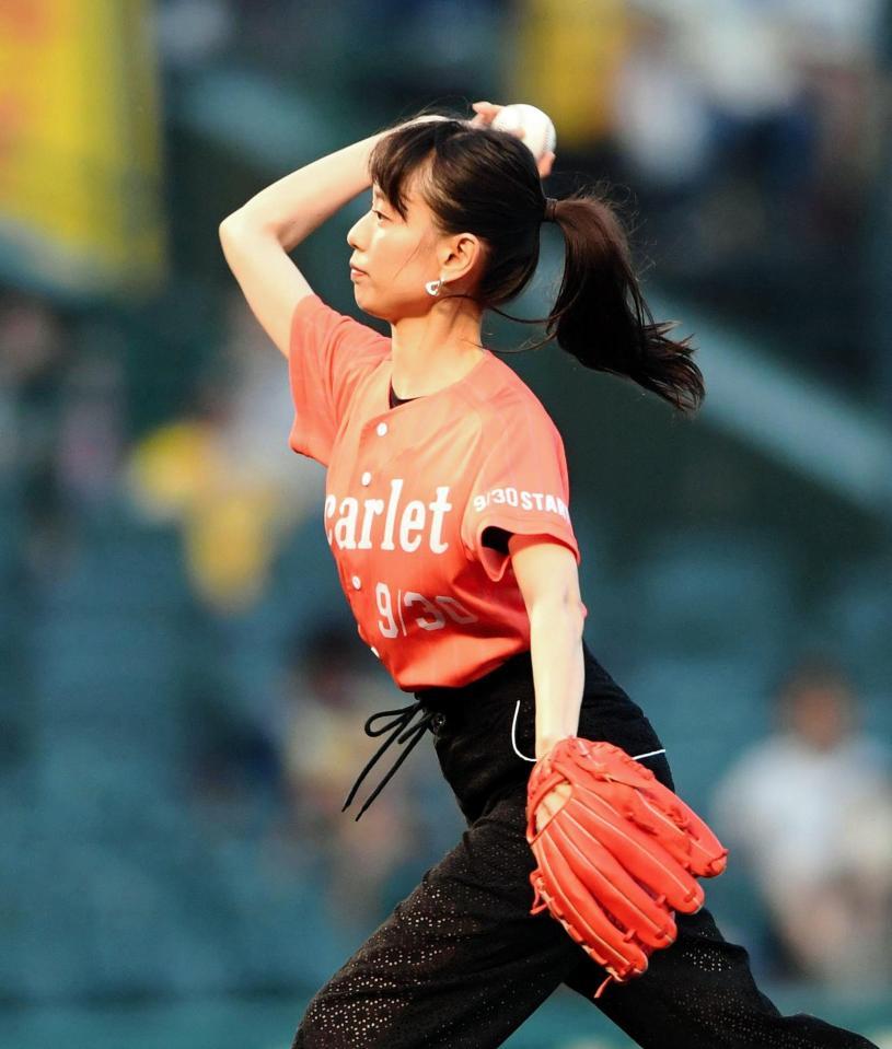 ファーストピッチを行う戸田恵梨香＝甲子園（撮影・田中太一）