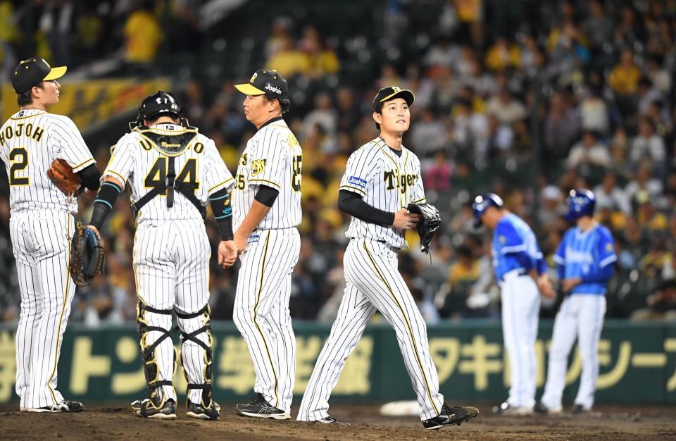 ４回途中、交代を告げられ、マウンドを降りる阪神・望月惇志（中央右）＝甲子園（撮影・北村雅宏）