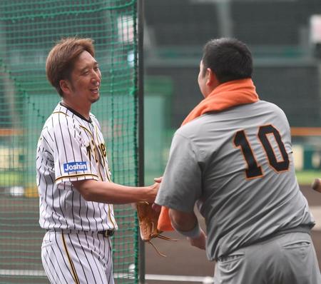 　試合前、巨人・阿部慎之助（右）と握手を交わす阪神・藤川球児