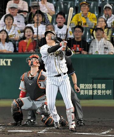 　１回、先制の右犠飛を放つ大山