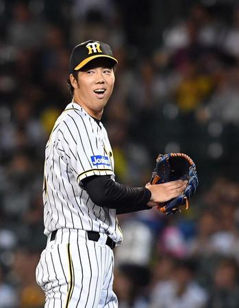 　２回、巨人・高橋優貴を三ゴロ併殺打に仕留め、グラブをたたく阪神・青柳