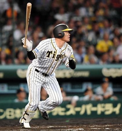 　７回、中越えへソロを放つ阪神・福留