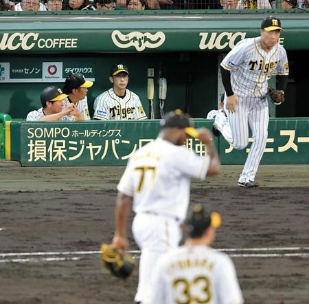 　５回のマウンドにガルシア（中央）を送り込む矢野監督（左から３人目）