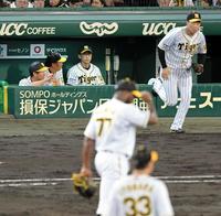 　５回のマウンドにガルシア（中央）を送り込む矢野監督（左から３人目）