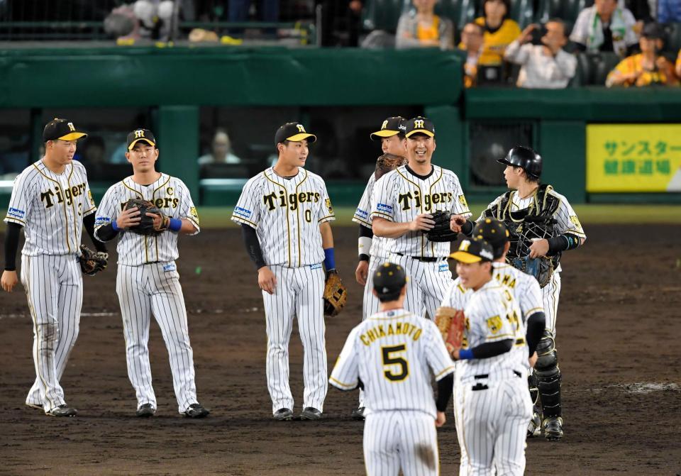 　最後を締め、笑顔を見せる阪神・藤川球児（右から２人目）