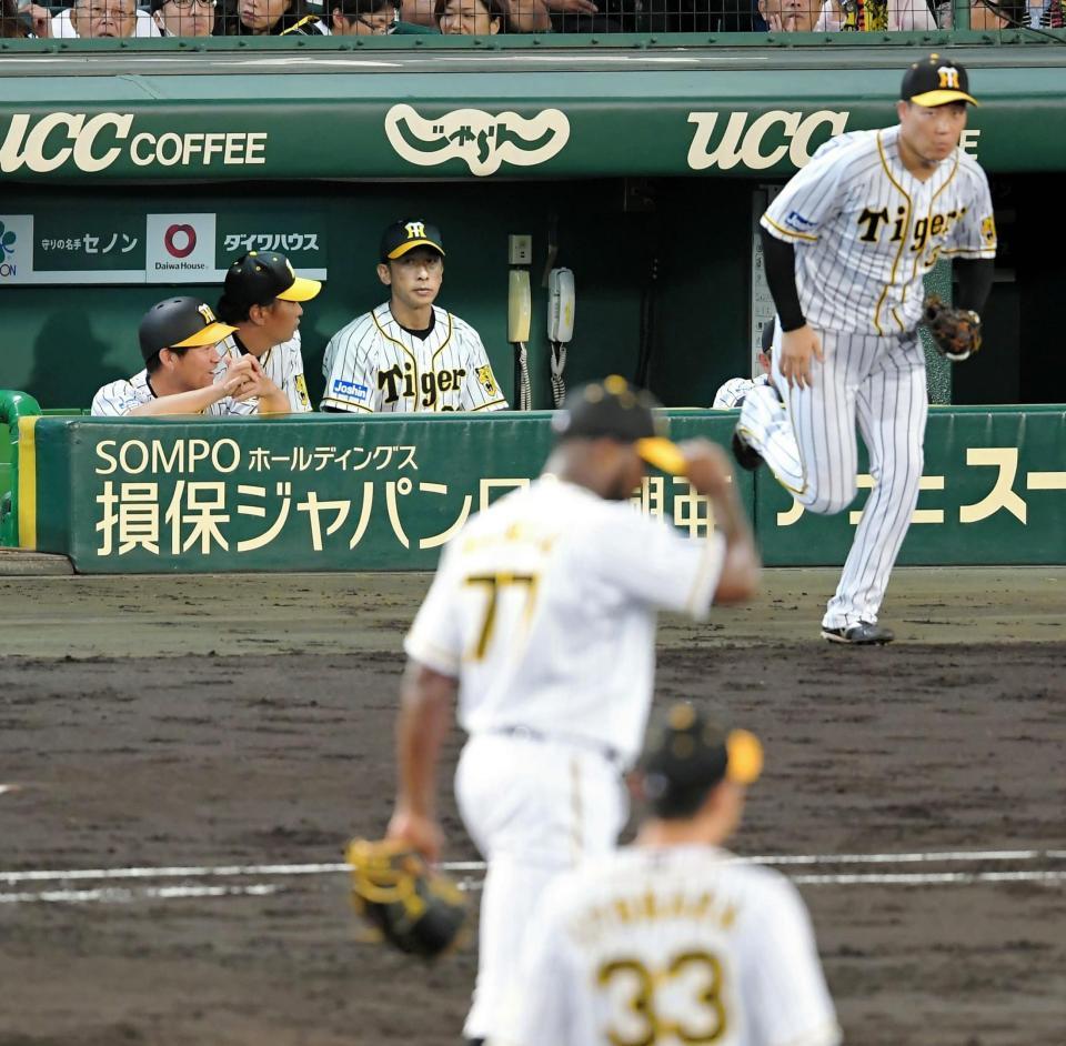 　５回のマウンドにガルシア（中央）を送り込む矢野監督（左から３人目）