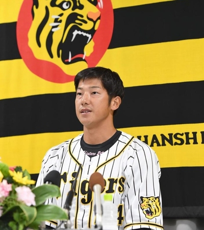 ２２日、引退会見する横田