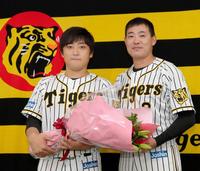 福留（右）から花束を贈られる高橋聡（撮影・坂部計介）