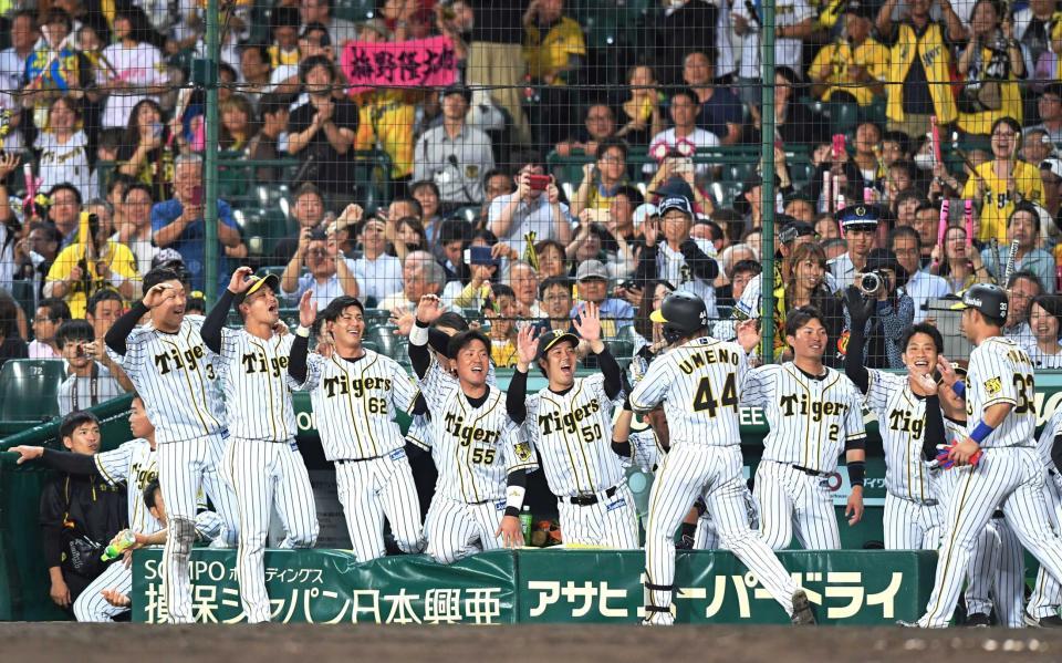 　６回、２ランを放った梅野（４４）を笑顔で迎える阪神ナイン（撮影・北村雅宏）