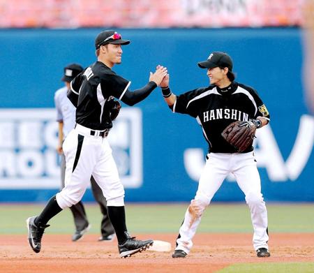 　２０１４年７月６日　ＤｅＮＡに勝利しタッチを交わす（左から）遊撃手・鳥谷と二塁手・上本