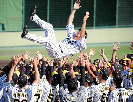 　ナインの手で胴上げされ、宙を舞う横田