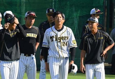 練習前、ナインと談笑する阪神・横田慎太郎（中央）＝鳴尾浜（撮影・北村雅宏）