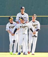 　センターの守備位置から、高山（左）、北條（中央）、中谷（右）らに担がれマウンドへ向かう横田