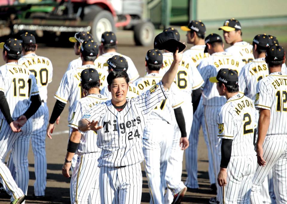横田「野球の神様が押してくれた」奇跡のバックホーム 涙の引退