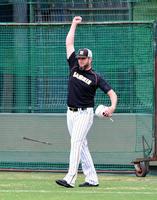 　トレーナーとの素早い近距離でのキャッチボールに勝利し右手を上げるメッセンジャー　