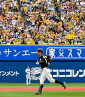 ８回、代打で出場して右飛に倒れた阪神・鳥谷＝横浜スタジアム（撮影・堀内翔）
