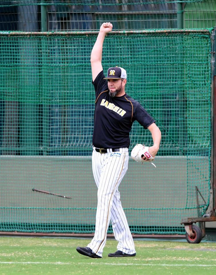 　トレーナーとの素早い近距離でのキャッチボールに勝利し右手を上げるメッセンジャー　