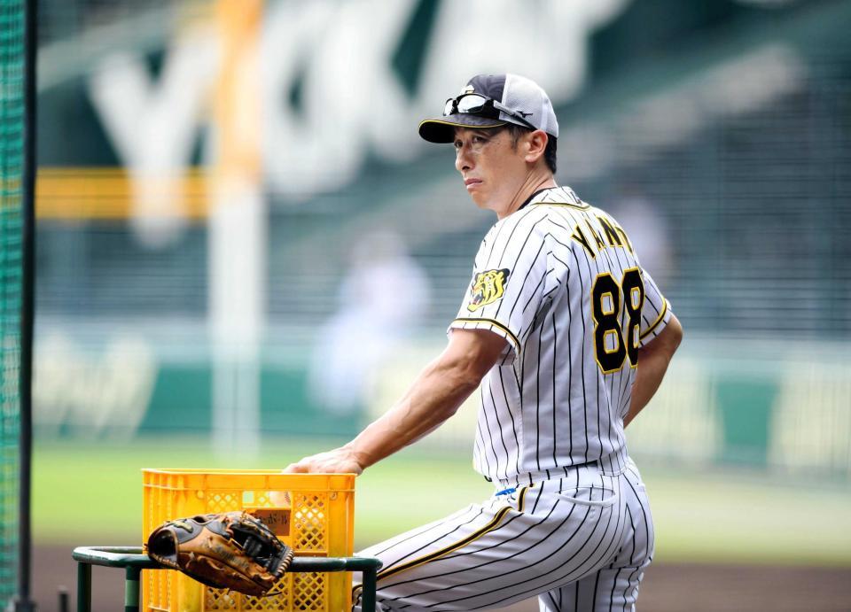 　練習を見つめる矢野監督