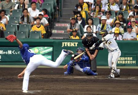 ６回、梅野が中前に適時打を放つ（投手・三ツ間、捕手・加藤）