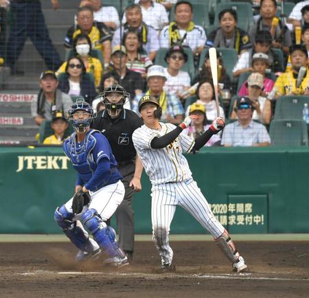 ７回、大山は中越えに２ランを放つ