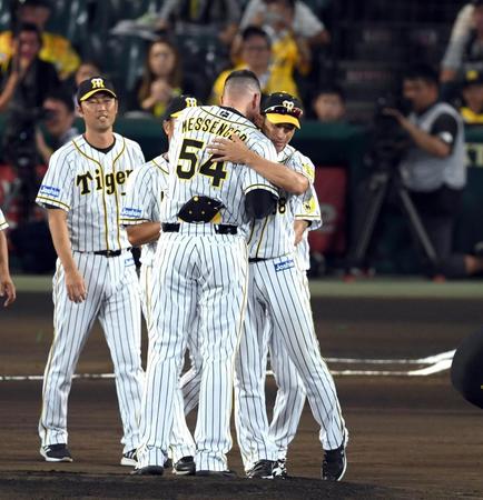 引退セレモニーで矢野監督はメッセンジャーと抱擁を交わす