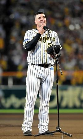 引退セレモニーであいさつするメッセンジャー