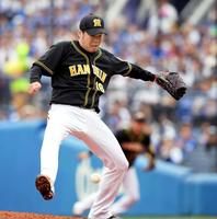 　１回、梶谷の打球を足で止める西