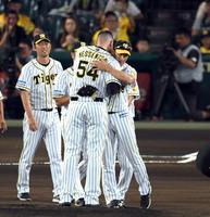 引退セレモニーで矢野監督はメッセンジャーと抱擁を交わす