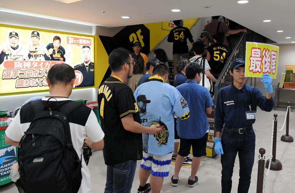 メッセの豚骨醤油ラーメンが大盛況。３階の店前から行列をつくり最後尾は階段の下まで延びる＝甲子園（撮影・田中太一）＝甲子園（撮影・田中太一）