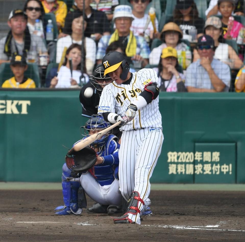 ５回、陽川は左越えに先制ソロを放つ（撮影・山口登）