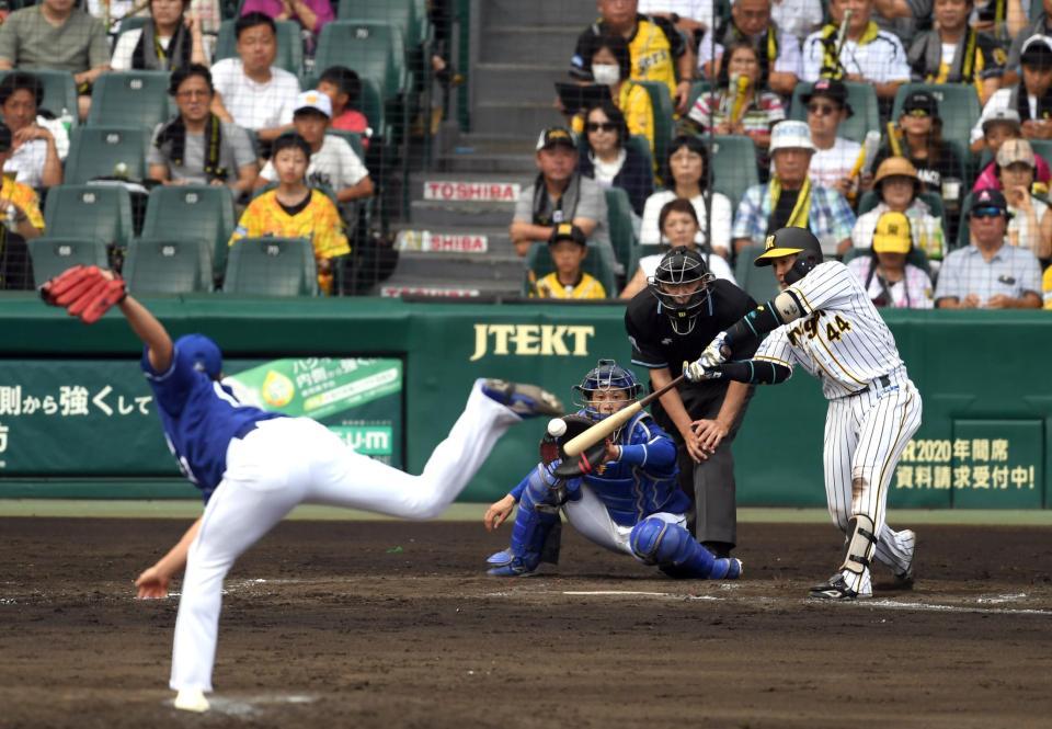 ６回、梅野が中前に適時打を放つ（投手・三ツ間、捕手・加藤）