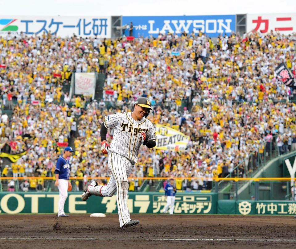 ７回、２ランを放ち、笑顔でダイヤモンドを回る大山