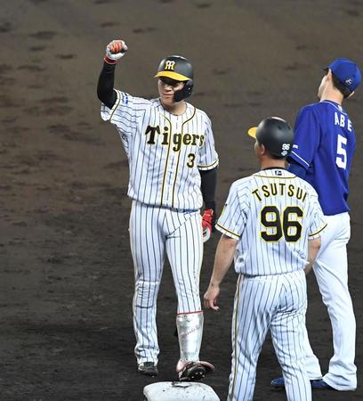 　４回、先制となる中前適時打を放ち、ベンチに向かって拳を上げる阪神・大山悠輔