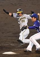 　５回、暴投の間に本塁へ生還する阪神・上本博紀