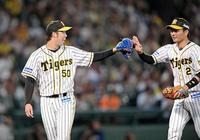 　４回、併殺でピンチを脱し、北條（右）とタッチを交わしてベンチへ戻る青柳