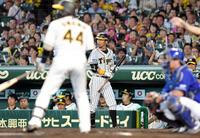 ６回、阪神・梅野隆太郎（手前）の打席で、ネクストに向かう阪神・鳥谷敬（中央）＝甲子園（撮影・高部洋祐）