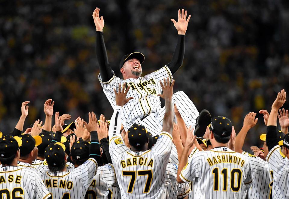 　仲間に胴上げされるメッセンジャー（撮影・高部洋祐）