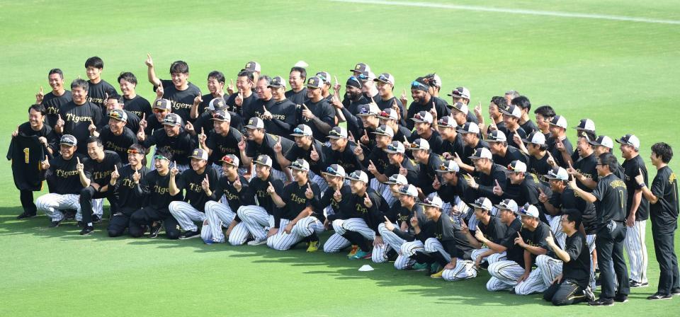 試合前、阪神・鳥谷敬（中央）と写真に納まる阪神ナインら＝甲子園（撮影・北村雅宏）