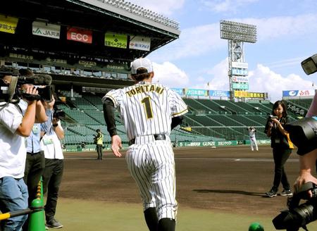 　最終戦を前に、練習のためグラウンドへ飛び出す鳥谷