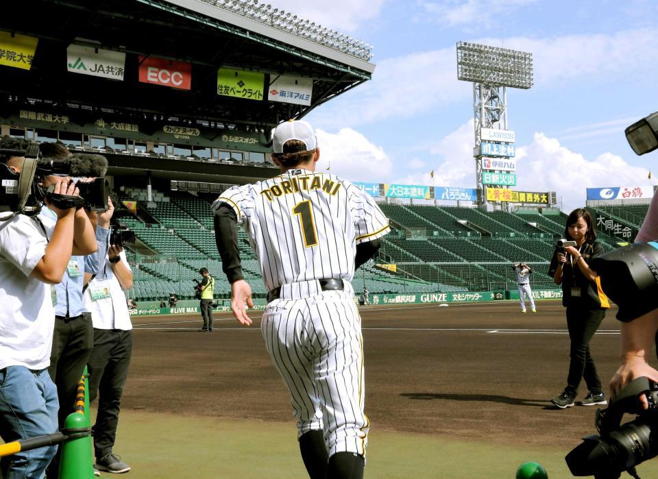 　最終戦を前に、練習のためグラウンドへ飛び出す鳥谷