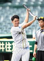 　明るい表情を見せてトレーニングする近本