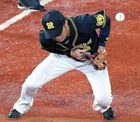 ７回ＤｅＮＡ１死満塁、伊藤光の打球を三塁手の北條が失策して同点となる＝横浜スタジアム（撮影・堀内翔）