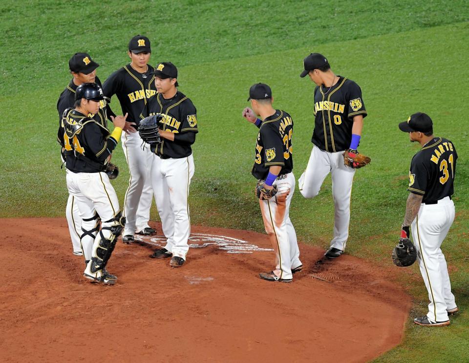 ５回、マウンドに集まる島本ら阪神ナイン＝横浜スタジアム（撮影・堀内翔）