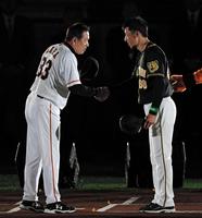 　開始前、握手を交わす巨人・原辰徳監督（左）と阪神・矢野耀大監督