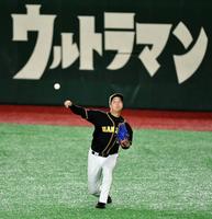 　第３戦の先発に備え、キャッチボールで調整する青柳