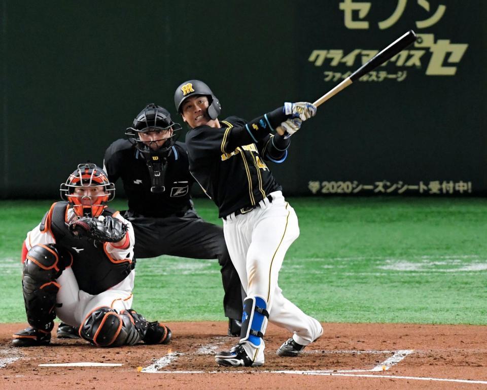 ３回阪神無死、先制ソロを放つ阪神・梅野隆太郎＝東京ドーム（撮影・中田匡峻）