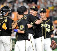 　巨人を破り、歓喜の輪の中で藤川（中央左）と抱き合う大山（同右）＝撮影・出月俊成